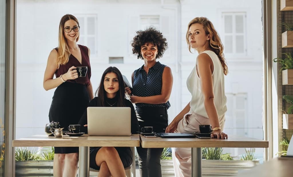 4 mulheres em uma mesa