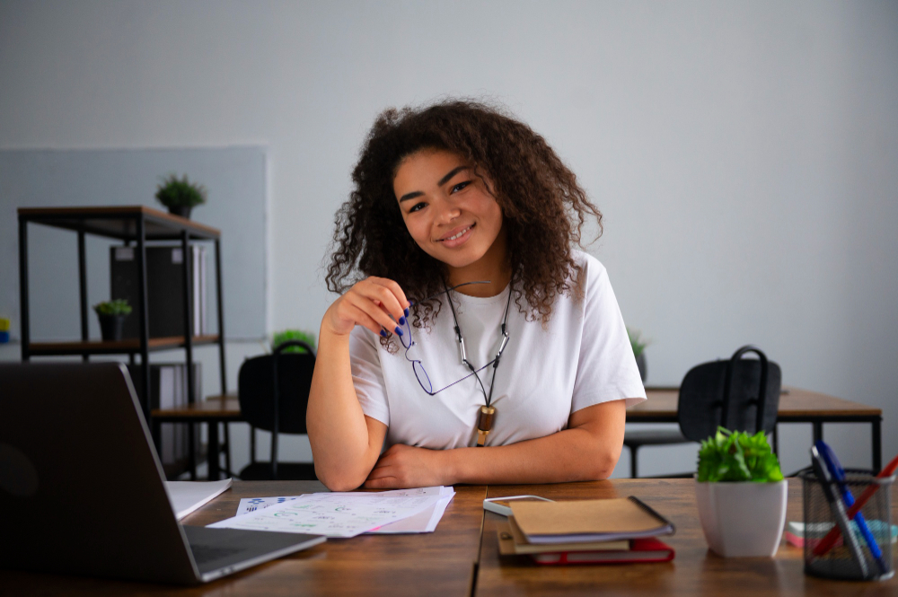 mulher em frente ao computador sorrindo