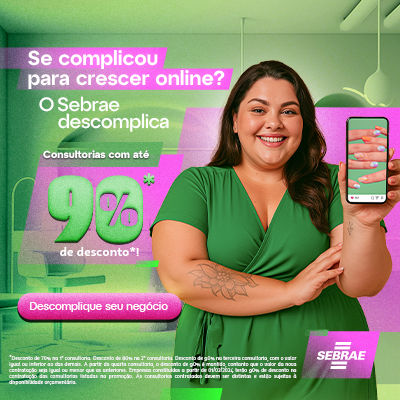 Mulher sorrindo com celular na mão